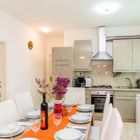 בית נופש Holiday Vlahovic - Pzn312 *